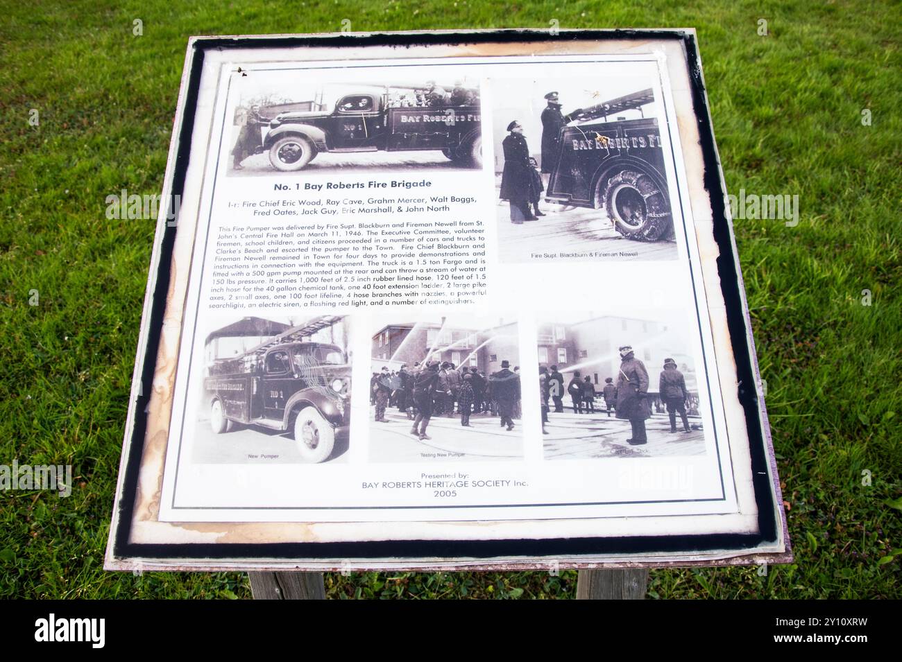 Insegna dei vigili del fuoco della Heritage Society presso la stazione dei vigili del fuoco di Water Street a Bay Roberts, Newfoundland & Labrador, Canada Foto Stock