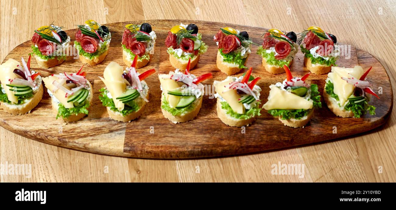 Le vivaci tortilla e i piatti di spiedini sono perfetti per gli spuntini delle feste Foto Stock