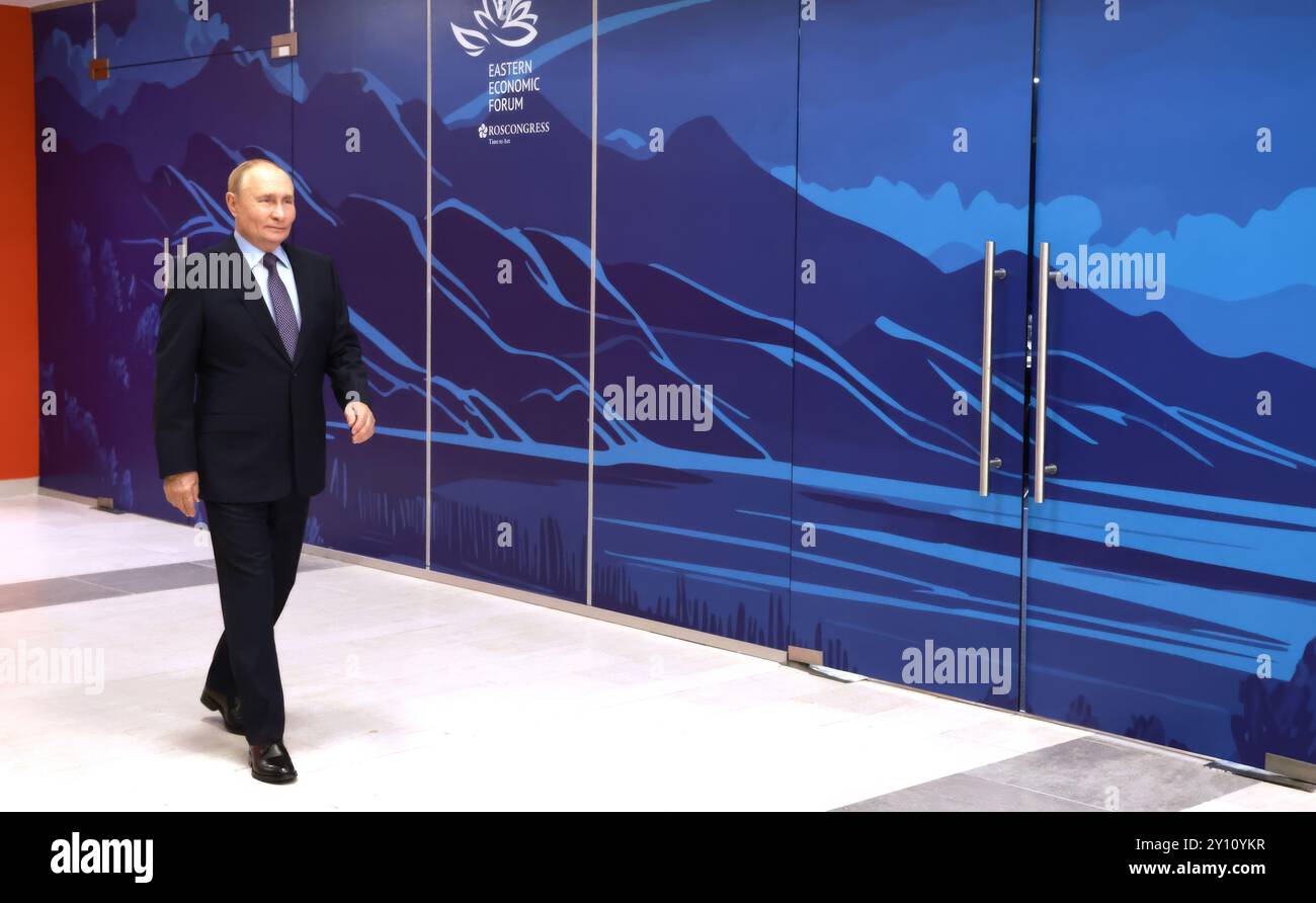 Vladivostok, Russia. 4 settembre 2024. Il presidente russo Vladimir Putin, arriva per il saluto formale dei partecipanti al Forum economico orientale sull'isola Russky, 4 settembre 2024 a Vladivostok, Russia. Crediti: Vyacheslav Prokofyev/piscina del Cremlino/Alamy Live News Foto Stock