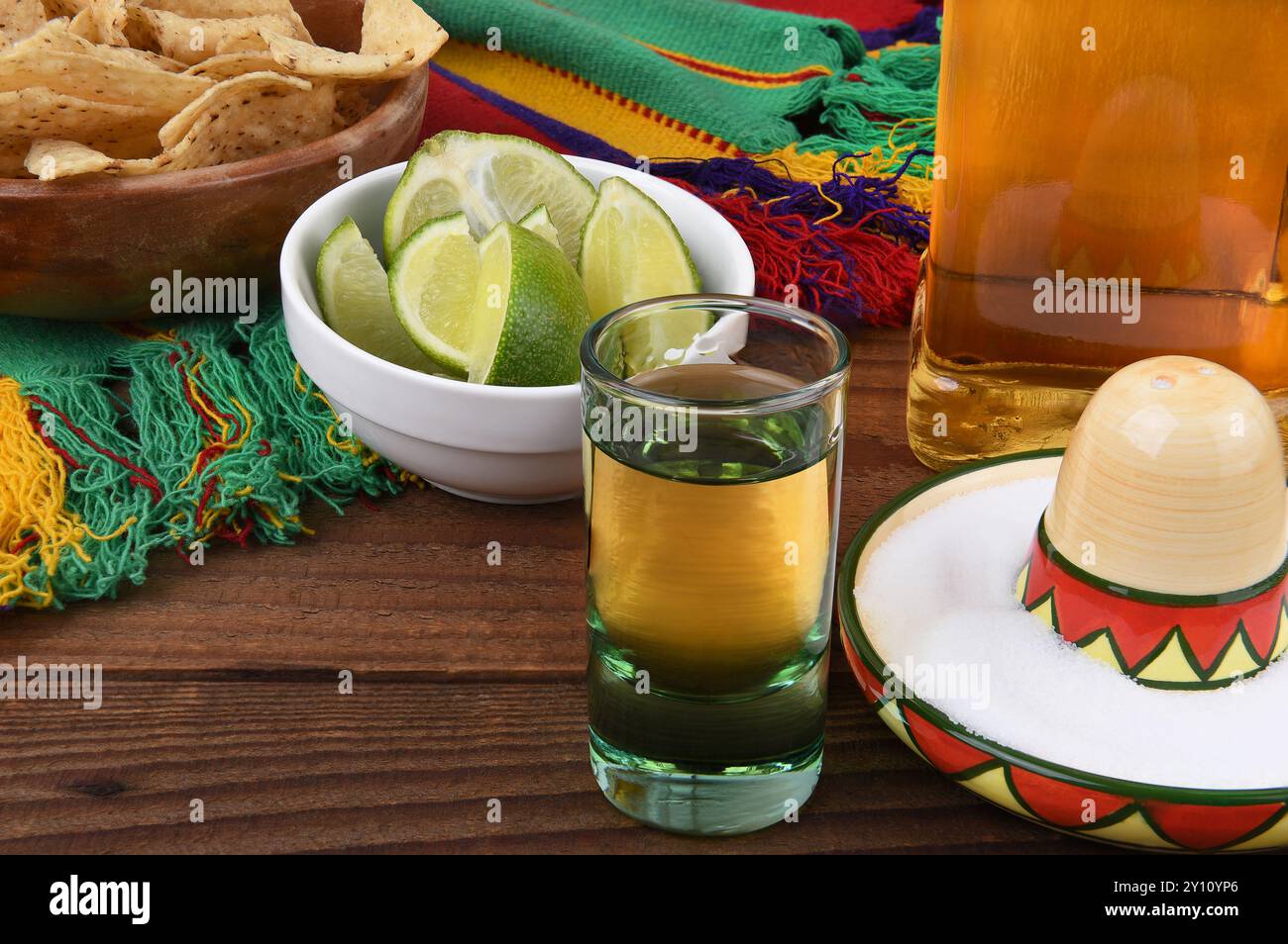 Tequila shot con limes, sale, patatine e coperta messicana. Ottimo per progetti a tema Cinco de Mayo o per ristoranti messicani. Foto Stock