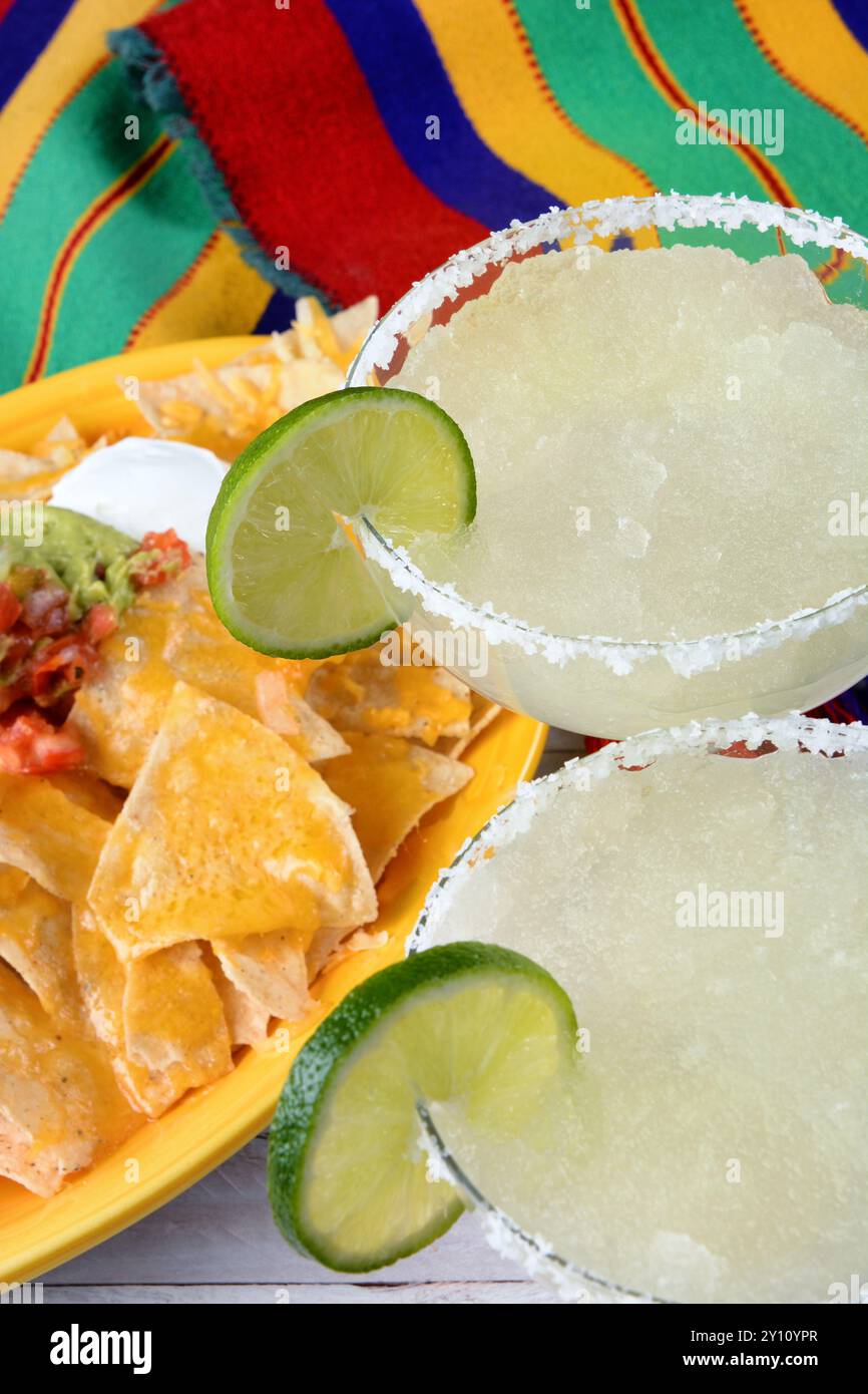 Concetto Cinco de Mayo: Margaritas e cibo messicano su un panno colorato. Foto Stock