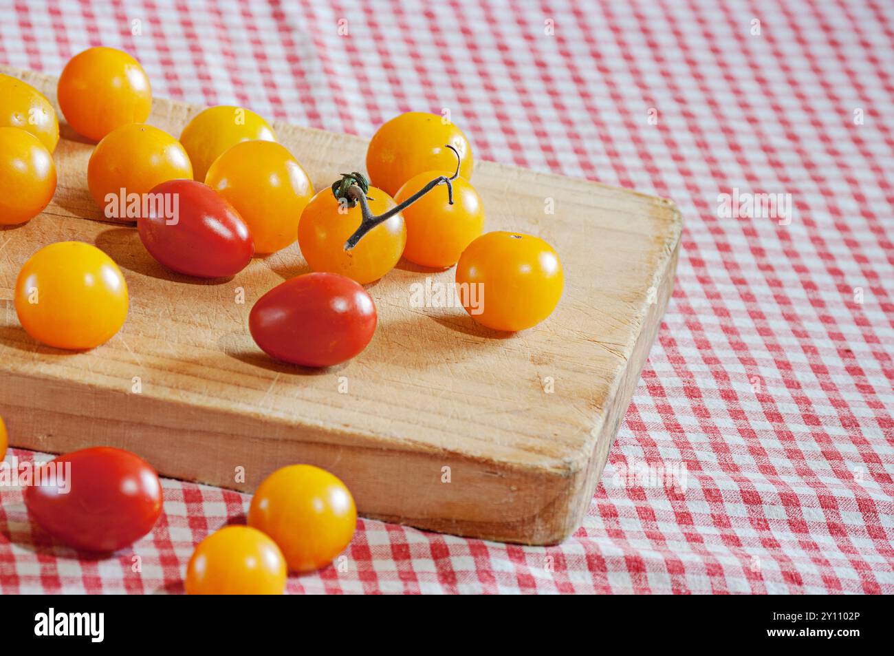 Pomodori piccoli rossi e gialli. Foto Stock