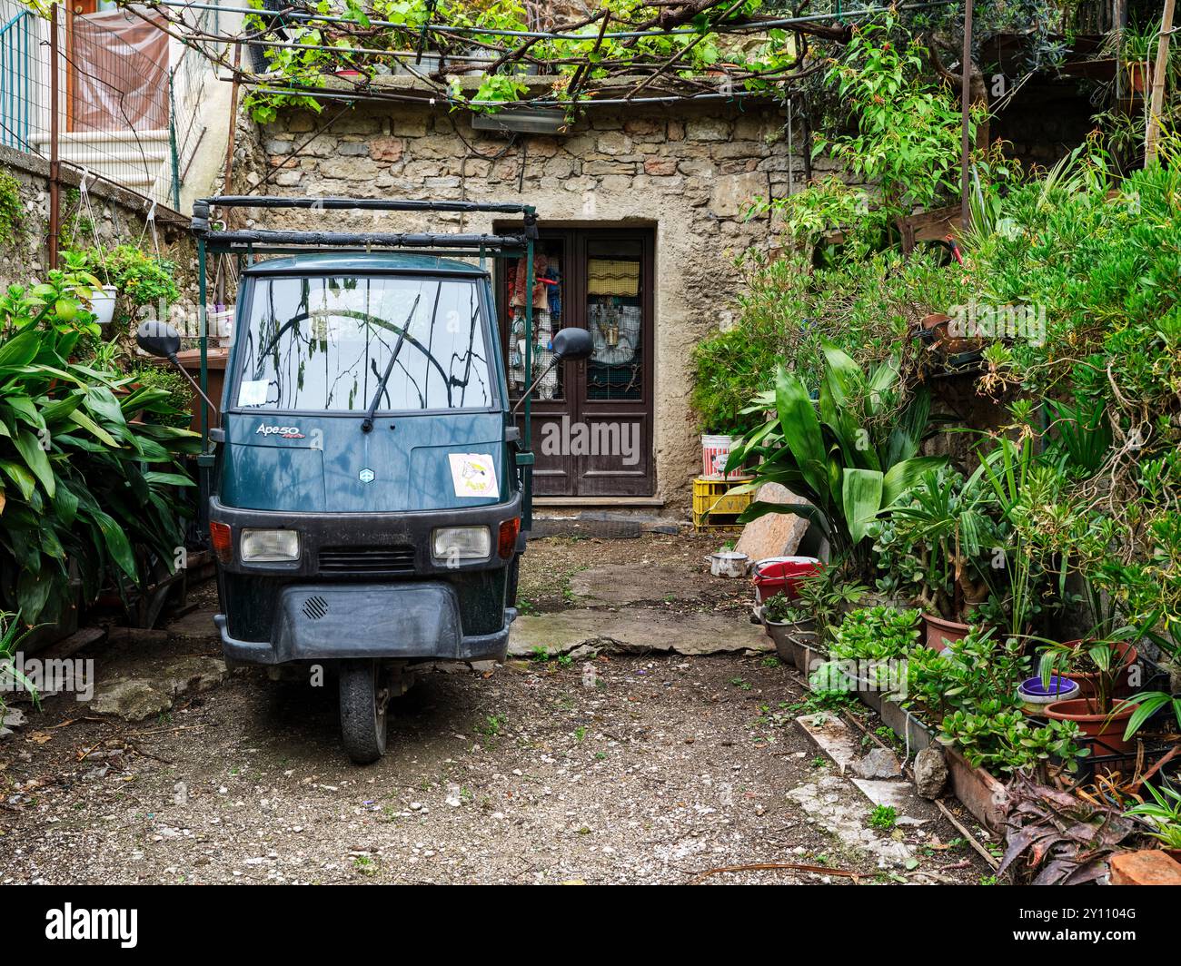 Impressioni a Malcesine, ingresso casa, Ape Foto Stock