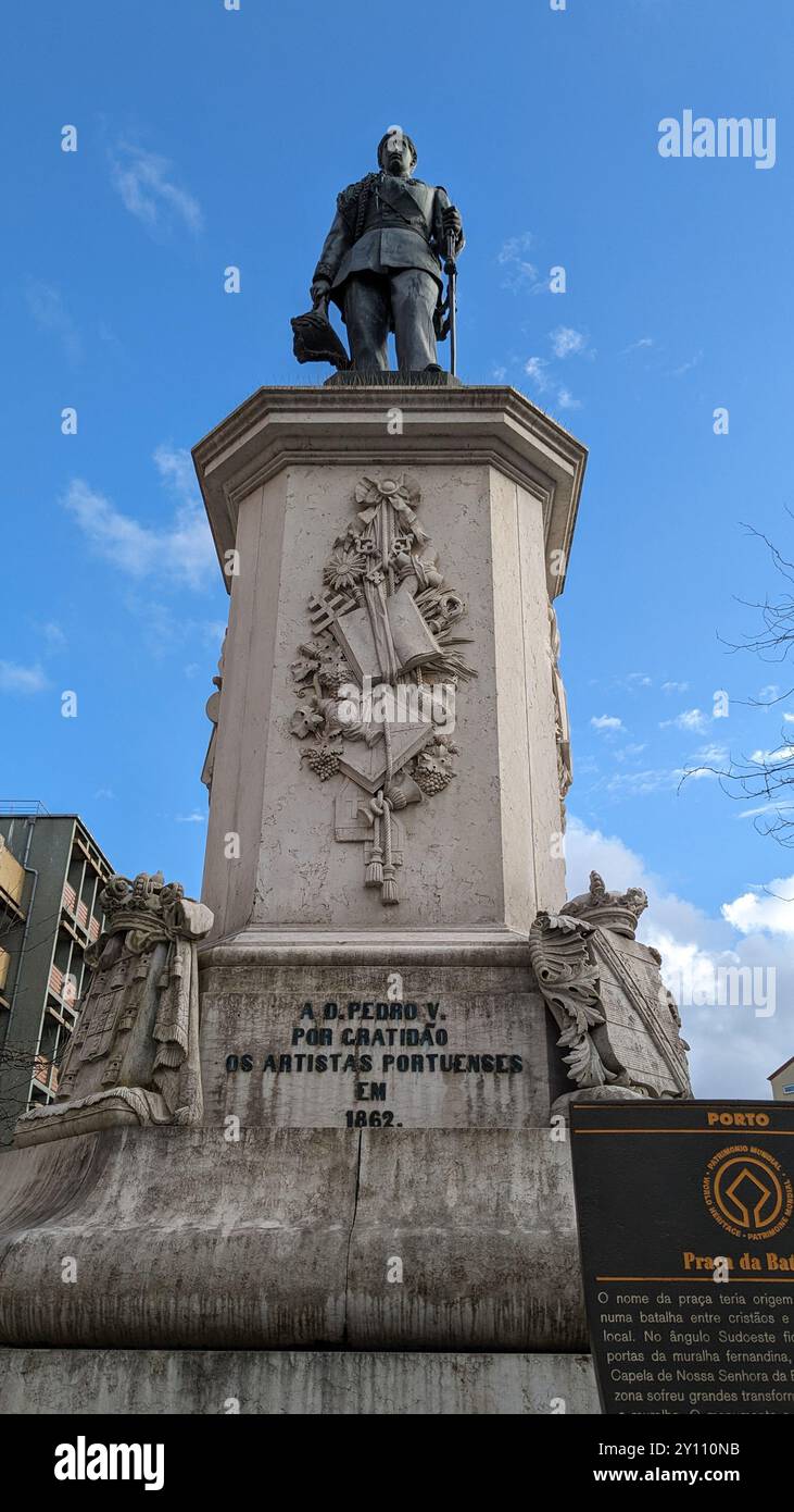 Porto, Portogallo - 15 marzo 2024: Vista ravvicinata del monumento di re Pietro V a Praca da Batalha, con dettagli decorati del piedistallo e statu a tutta lunghezza Foto Stock