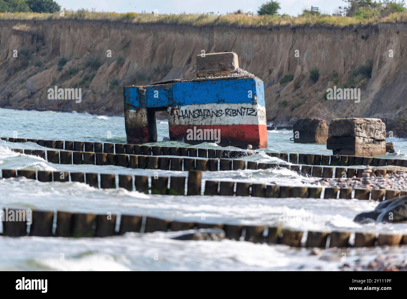 Un ex bunker di sorveglianza delle forze armate della RDT si trova nelle acque del Mar Baltico, Wustrow, Meclemburgo-Vorpommern, Germania Foto Stock