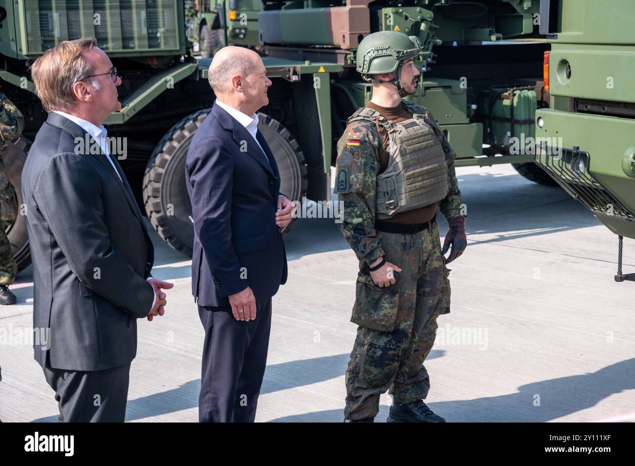 Todendorf, Deutschland, 4.09.24 Besuch des Bundeskanzlers Olaf Scholz mit Verteidigungsminister Boris Pistorius bei der Flugabwehrraketengruppe in Todendorf SH *** Todendorf, Germania, 4 09 24 visita del cancelliere federale Olaf Scholz con il ministro della difesa Boris Pistorius al gruppo missilistico di difesa aerea a Todendorf SH Foto Stock