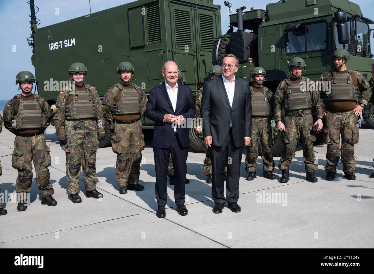 Todendorf, Deutschland, 4.09.24 Besuch des Bundeskanzlers Olaf Scholz mit Verteidigungsminister Boris Pistorius bei der Flugabwehrraketengruppe in Todendorf SH *** Todendorf, Germania, 4 09 24 visita del cancelliere federale Olaf Scholz con il ministro della difesa Boris Pistorius al gruppo missilistico di difesa aerea a Todendorf SH Foto Stock