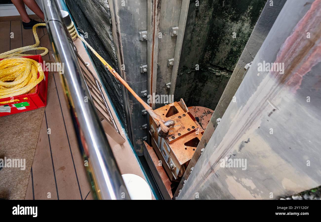 Vista dal ponte della nave nella camera di blocco con cancelli metallici e pareti in cemento Foto Stock