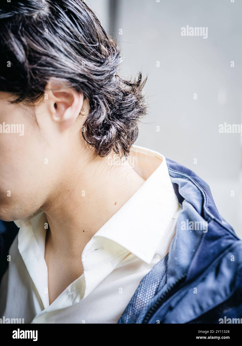 Giovane con i capelli scuri Foto Stock