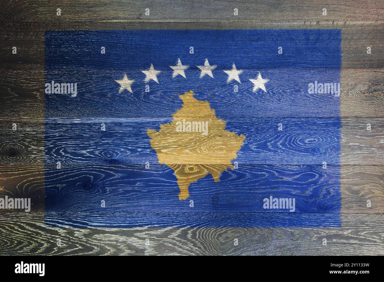 Bandiera del Kosovo su fondo rustico in vecchio legno Foto Stock