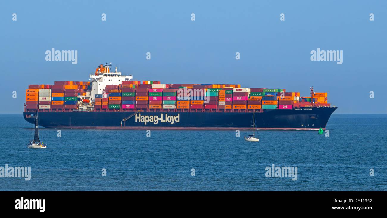Nave container/container Hudson Express della società di spedizioni e trasporto container Hapag-Lloyd AG caricata con container Foto Stock