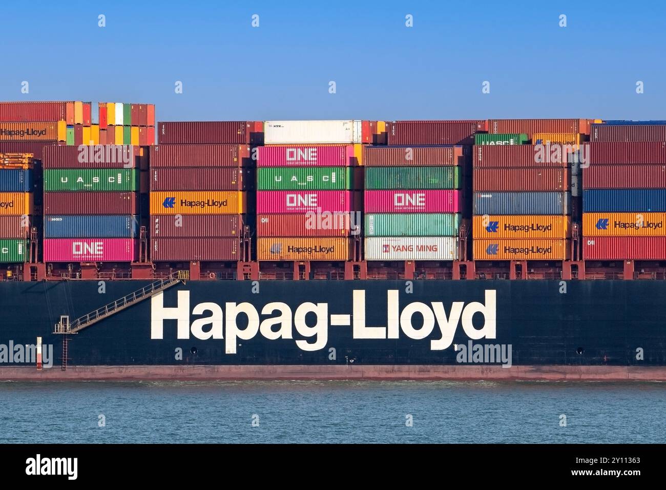 Nave container/container Hudson Express della società di spedizioni e trasporto container Hapag-Lloyd AG caricata con container Foto Stock