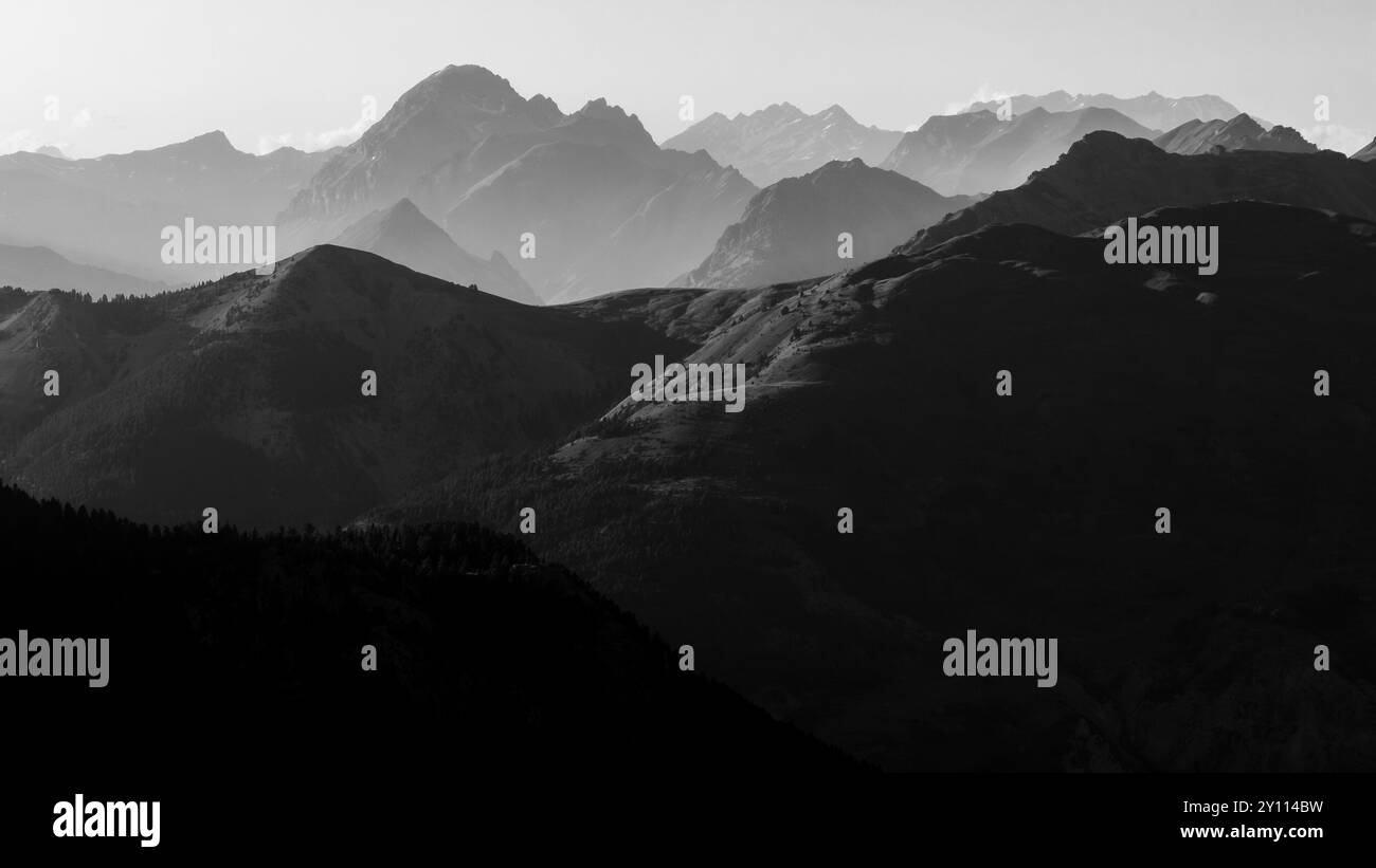 Silhouette di montagna nella nebbia Foto Stock