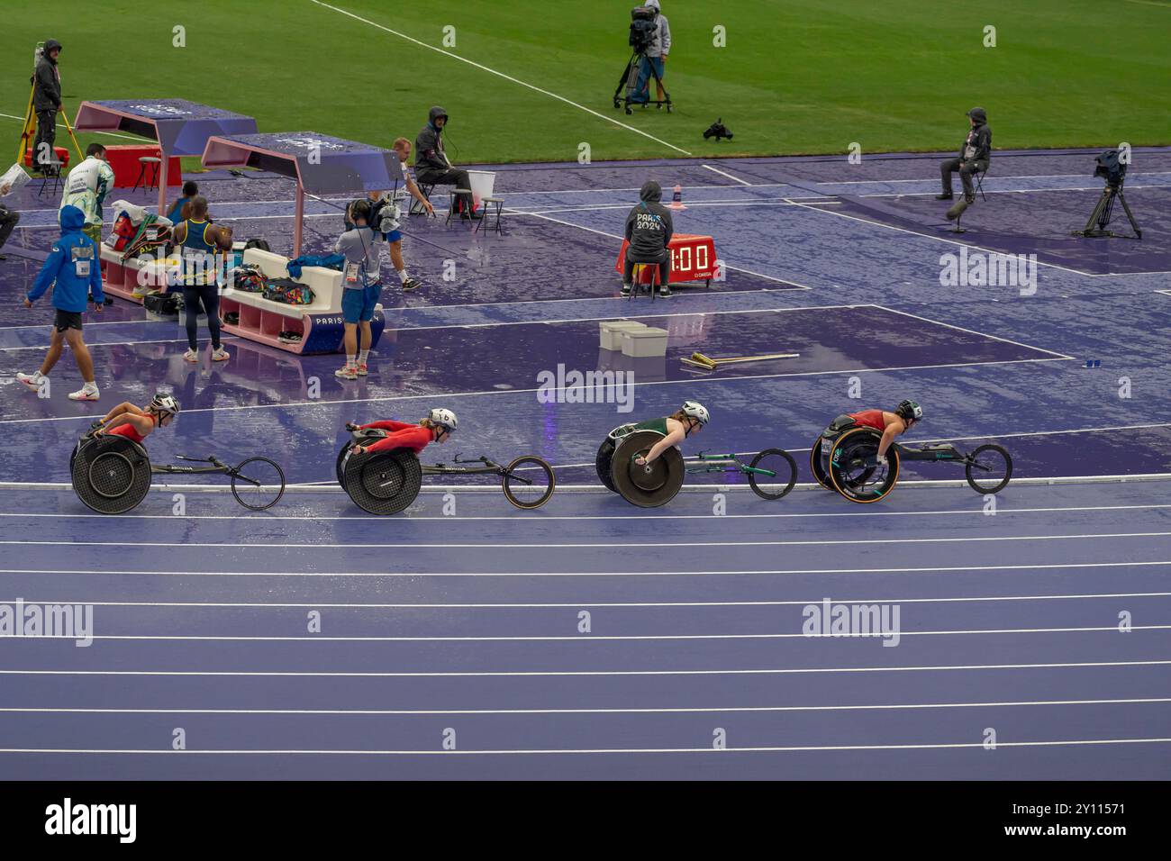 Parigi, Francia - 08 30 2024: Giochi Olimpici Parigi 2024. Vista del primo round T54 femminile di 5000 m nello stadio durante gli eventi di atletica Paralimpica Foto Stock