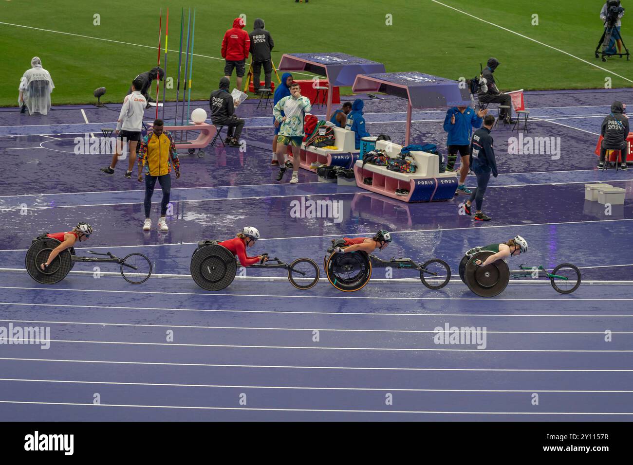 Parigi, Francia - 08 30 2024: Giochi Olimpici Parigi 2024. Vista del primo round T54 femminile di 5000 m nello stadio durante gli eventi di atletica Paralimpica Foto Stock