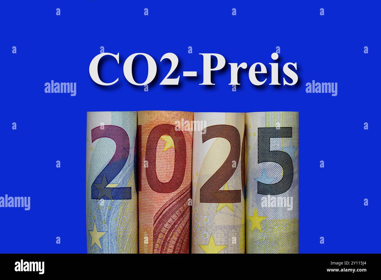 Jahreszahl 2025 aus Geldscheinen und CO2-Preis Jahreszahl 2025 aus Geldscheinen und CO2-Preis, 04.09.2024, Borkwalde, Brandeburgo, Über verschiedenen Geldscheinen mit derJahreszahl 2025 befindet sich der Schriftzug CO2-Preis. *** Anno 2025 da banconote e CO2 prezzo anno 2025 da banconote e CO2 prezzo, 04 09 2024, Borkwalde, Brandeburgo, sopra varie banconote con l'anno 2025 è il lettering CO2 prezzo Foto Stock