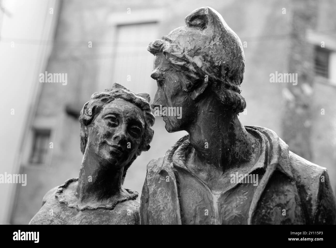 Estatua de dos bailarines tradicionales en Gerri de la Sal, Pallars Sobirà, Lleida, reflejando la cultura Popular catalana. Foto Stock