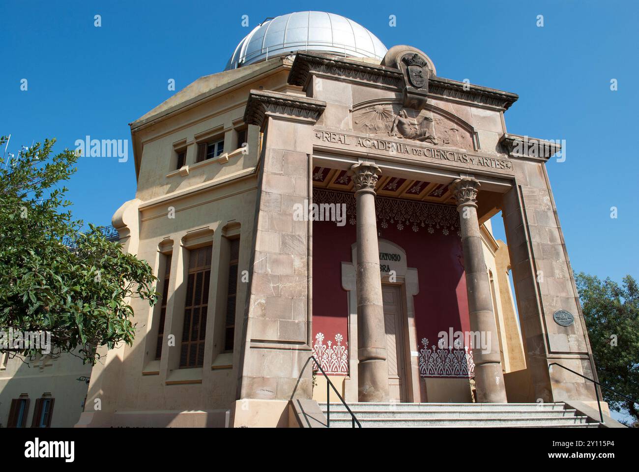 Facciata principale dell'Osservatorio astronomico Fabra di Barcellona, che mostra la sua architettura storica e il ruolo di un sito chiave per la ricerca astronomica. Foto Stock