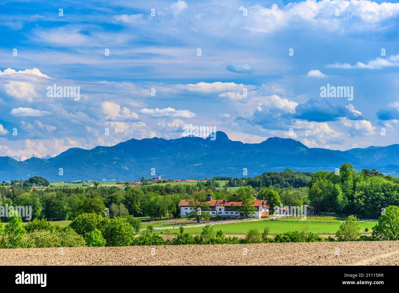 Germania, Baviera, distretto di Ebersberg, Glonn, Herrmannsdorf, Gut Georgenberg e Anteroling contro il massiccio di Wendelstein Foto Stock