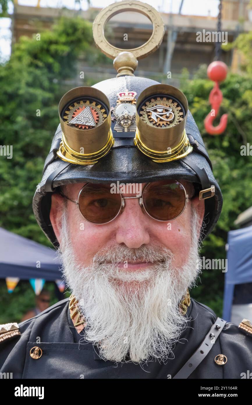 Inghilterra, Kent, Tenterden, Kent e East Sussex Railway, Tenterden Station, Steam Punk Weekend, partecipante al festival vestito con abbigliamento Steam Punk Foto Stock