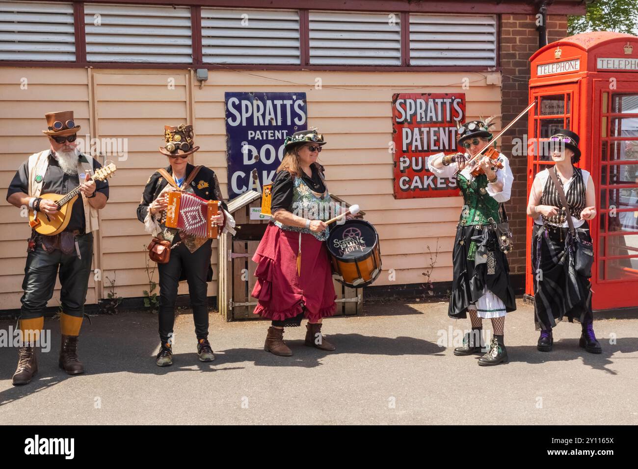 Inghilterra, Kent, Tenterden, Kent e East Sussex Railway, Tenterden Station, Steam Punk Weekend, Steam Punk Morris Dancing Group Foto Stock
