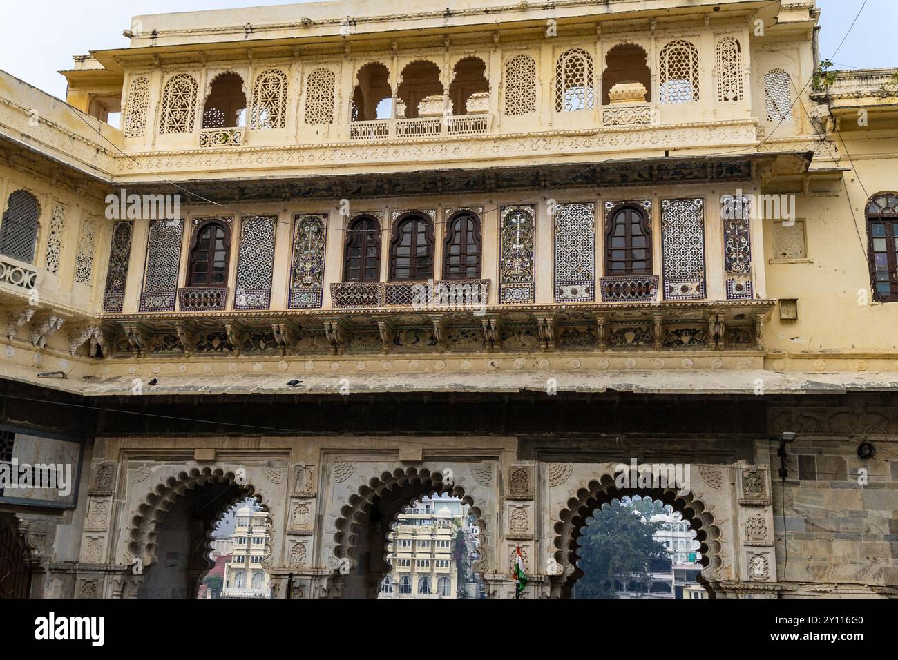 L'architettura unica del palazzo storico da diverse angolazioni viene scattata di giorno a Udaipur, rajasthan in india. Foto Stock