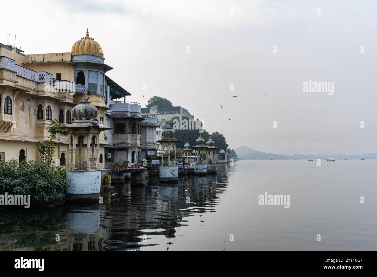 Lago incontaminato con architettura storica della città al mattino da un angolo piatto viene scattata un'immagine a Udaipur, rajasthan in india. Foto Stock