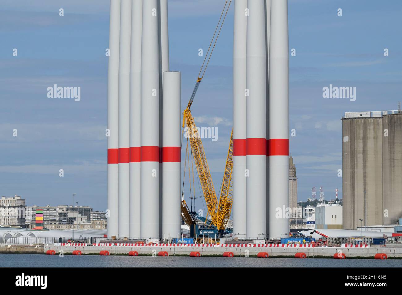 FRANCIA, porto di le Havre, Siemens Gamesa Renewable Energy SGRE sito di produzione per turbine eoliche, spedizione di pale rotora, turbine e segmenti a torre per il parco eolico offshore da 500 MW Fecamp von Électricité de France SA EDF Renewables, Enbridge Inc. Und wpd Foto Stock