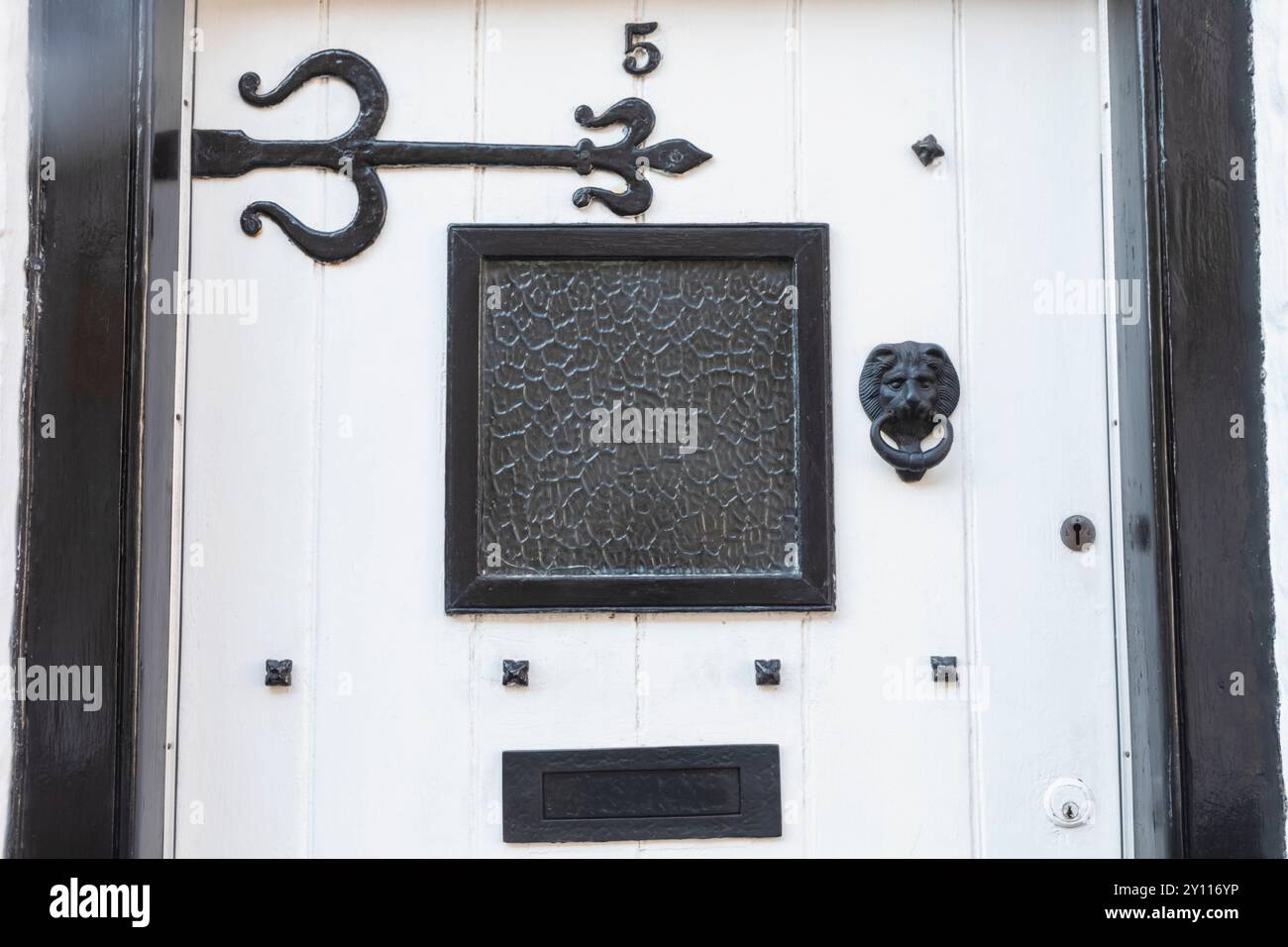 Inghilterra, Kent, Sandwich, porta bianca decorata con decorazioni in ferro Foto Stock