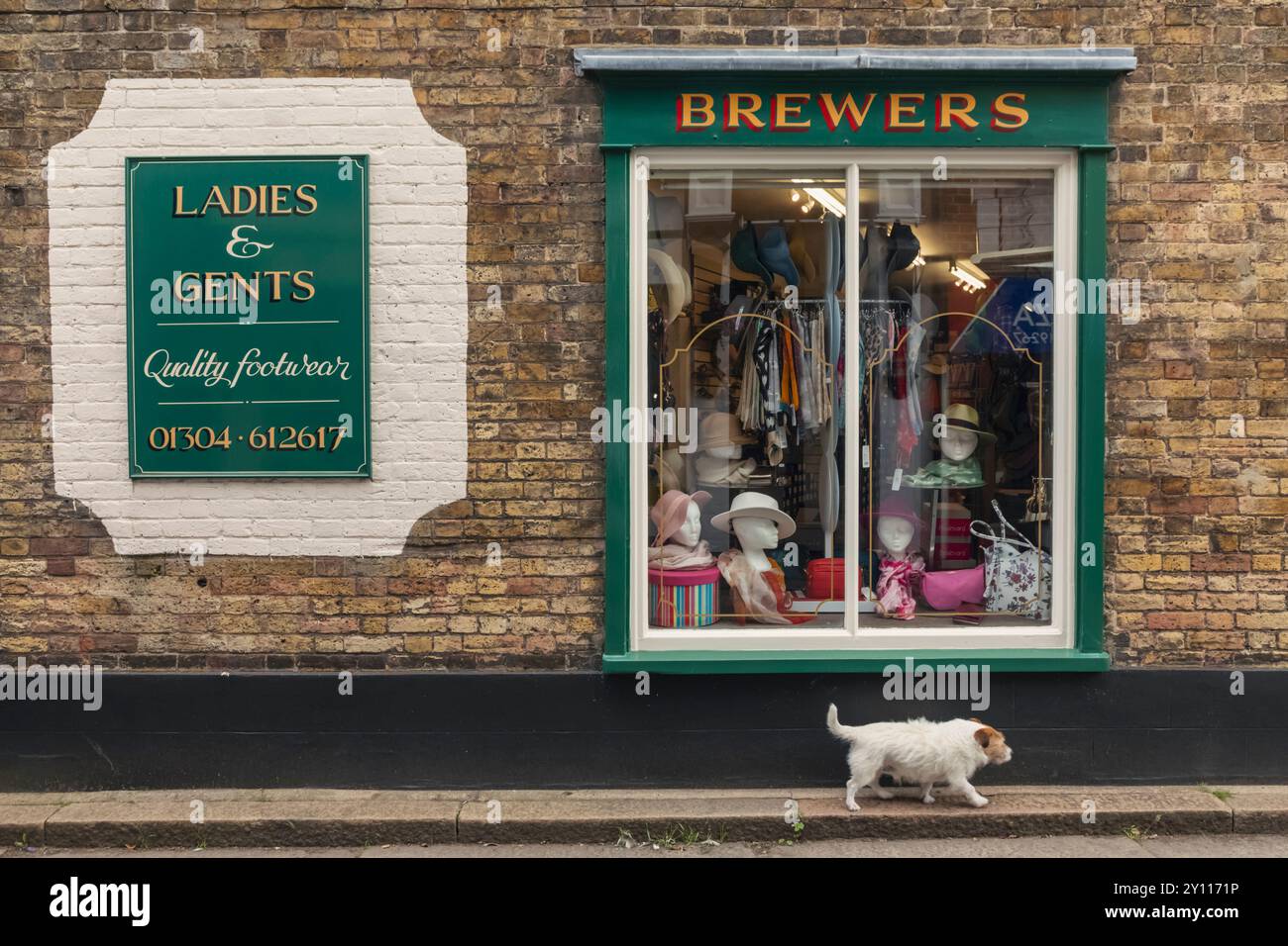 Inghilterra, Kent, Sandwich, scena di strada con vetrina Foto Stock