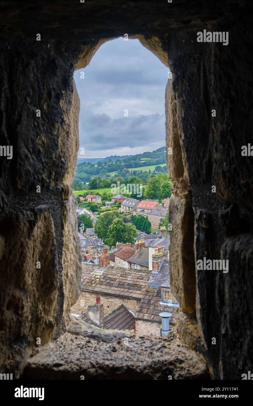Richmond e Swaledale visti dal castello di Richmond, Richmond, North Yorkshire Foto Stock