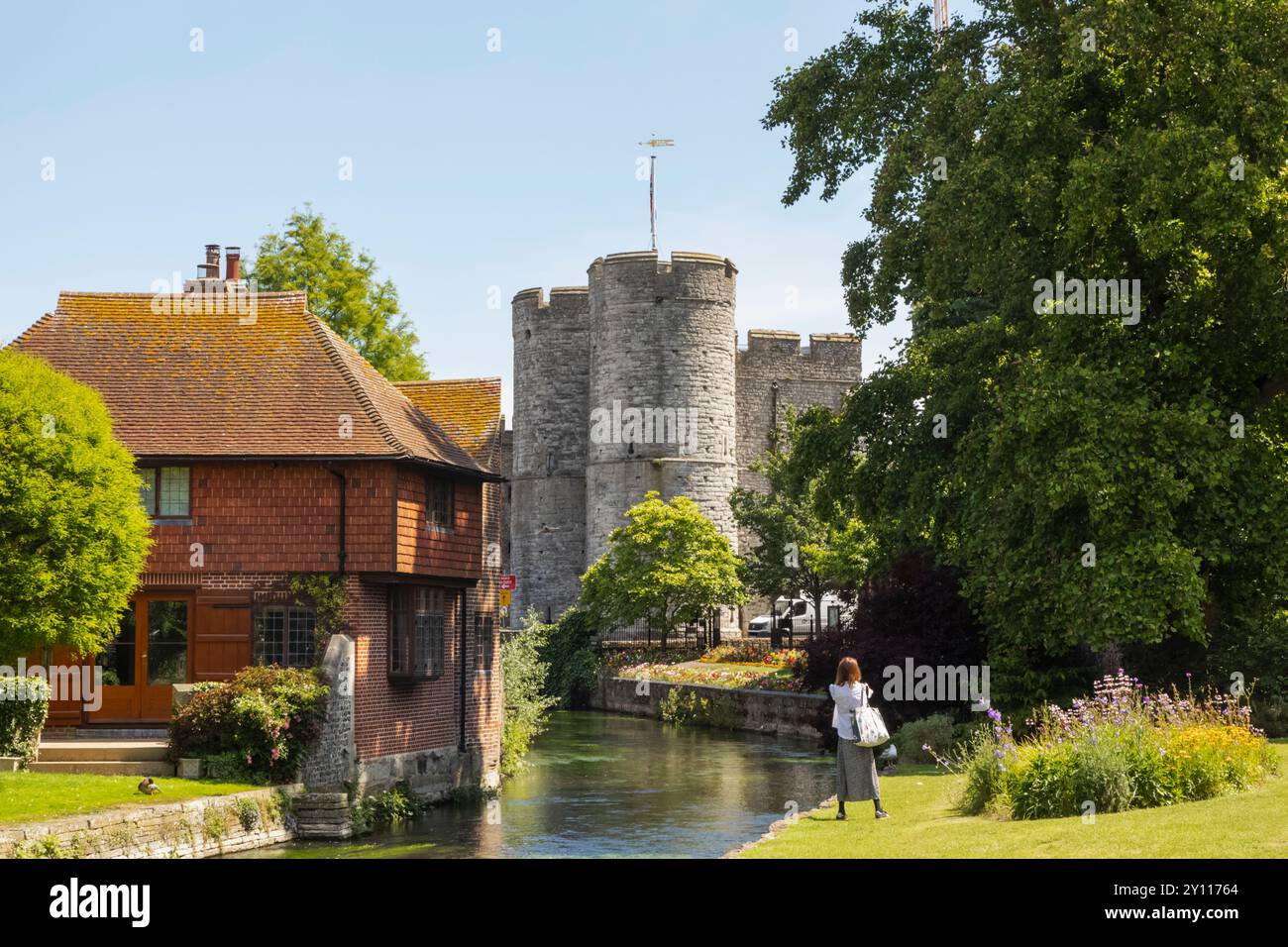 Inghilterra, Kent, Canterbury, Westgate Gardens con vista sulla Westgate Tower e sul Great Stour River Foto Stock