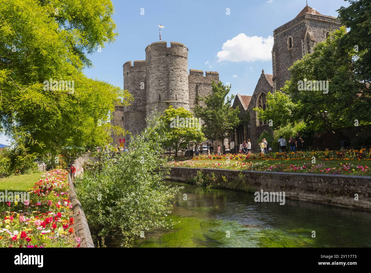 Inghilterra, Kent, Canterbury, Westgate Gardens con vista sulla Westgate Tower e sul Great Stour River Foto Stock