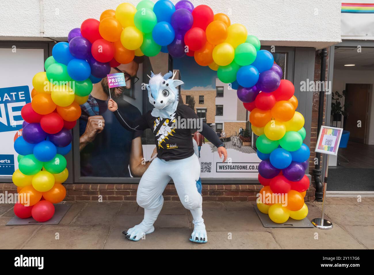 Inghilterra, Kent, Canterbury, l'annuale Canterbury Pride Parade, colorato partecipante vestito da volpe Foto Stock