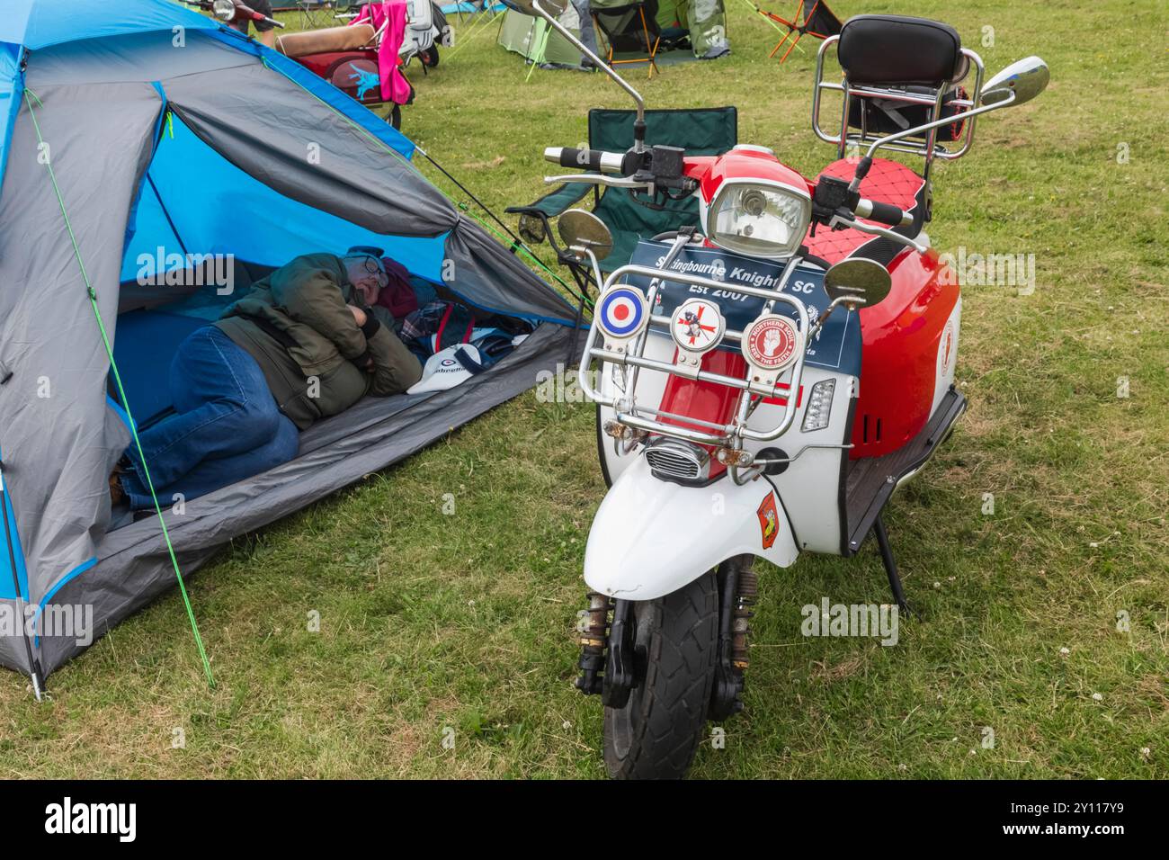 Inghilterra, Kent, Margate, il Big 7 National Scooter Rally, i coloratissimi scooter d'epoca Foto Stock