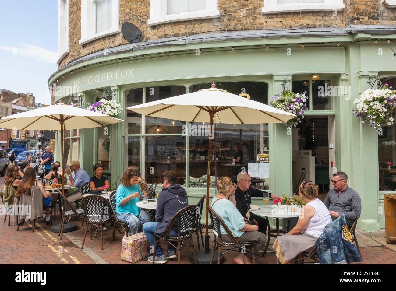 Inghilterra, Kent, Margate, la città vecchia, gente che cena fuori dal Pickled Fox Restaurant Foto Stock