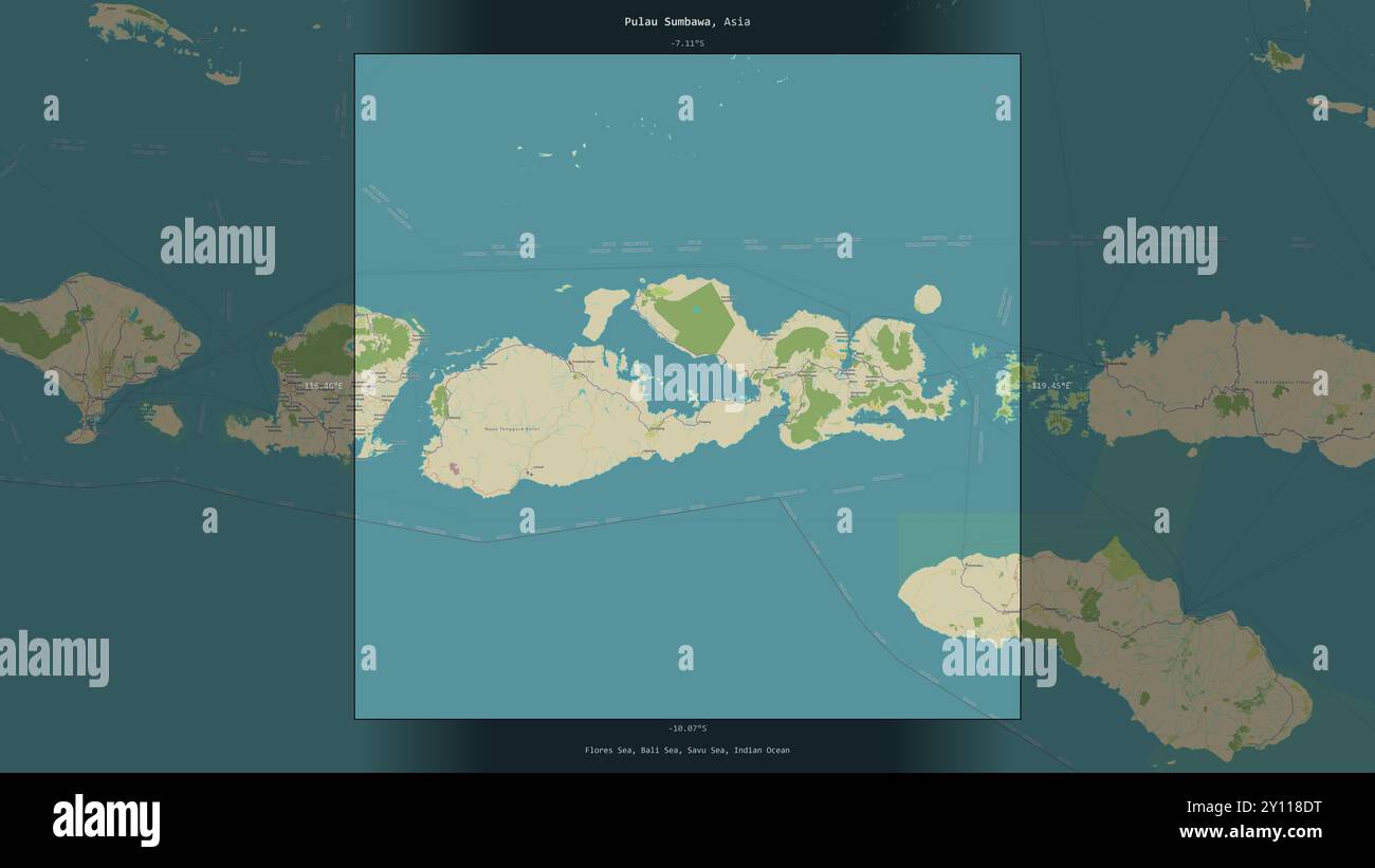 Pulau Sumbawa nel mare di Bali, appartenente all'Indonesia, descritto ed evidenziato su una mappa topografica in stile umanitario OSM Foto Stock