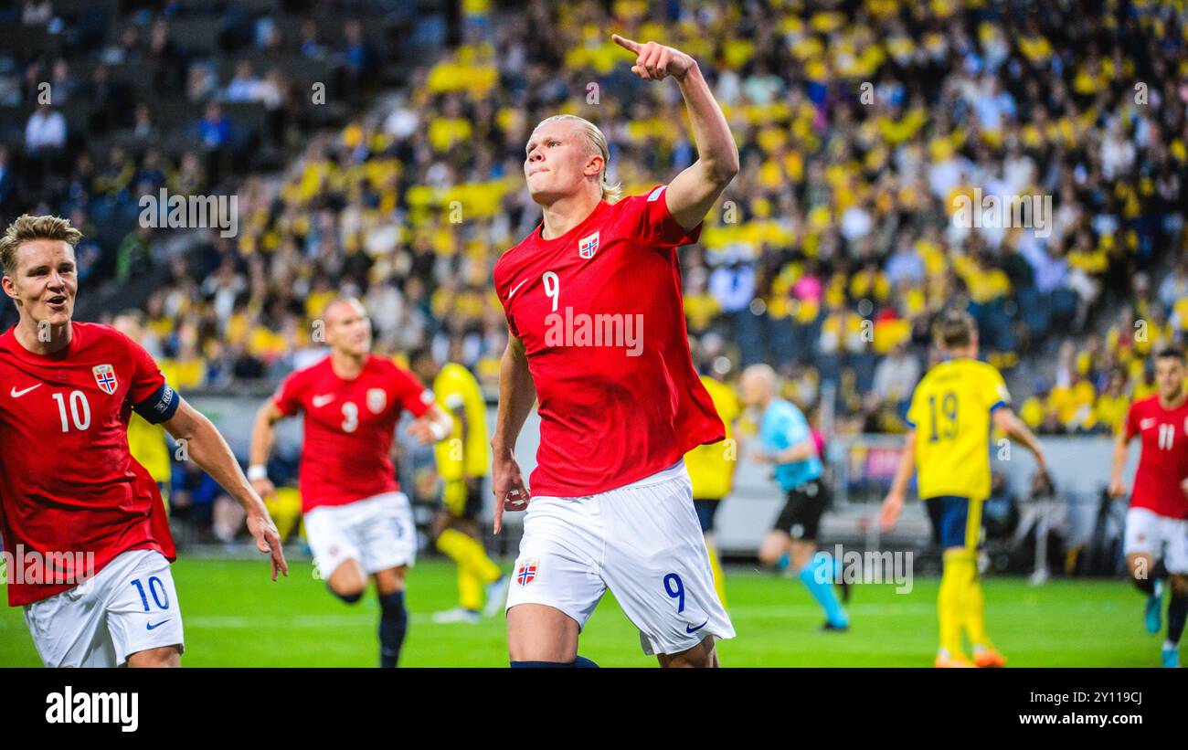 Norvegia Erling Haaland celebra il suo gol durante la partita della Nations League tra Svezia e Norvegia alla Friends Arena di Solna il 5 giugno 2022 Foto Stock