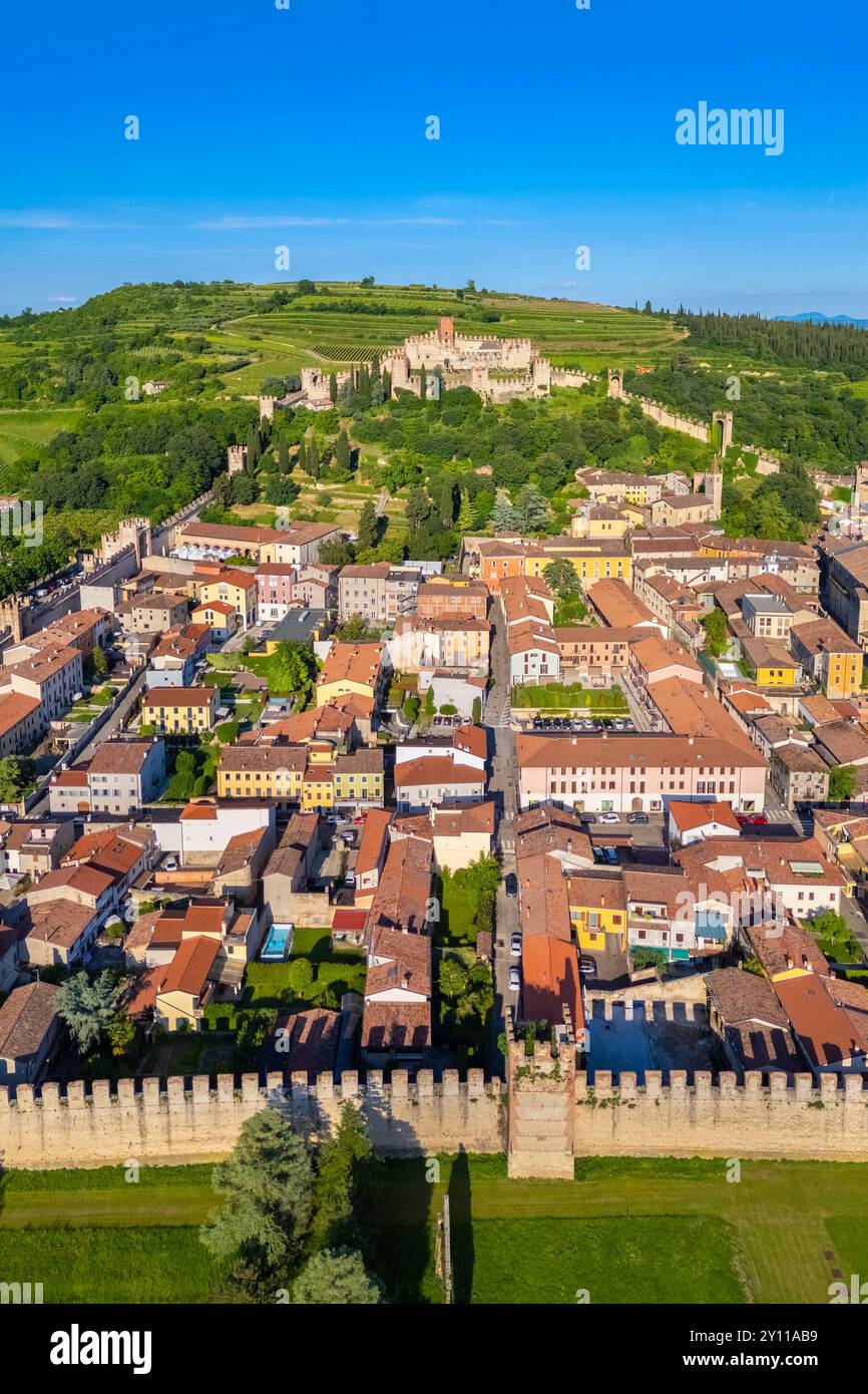 Vista aerea del castello Scaligero di Soave in estate. Quartiere di Verona, Veneto, Italia, Europa. Foto Stock