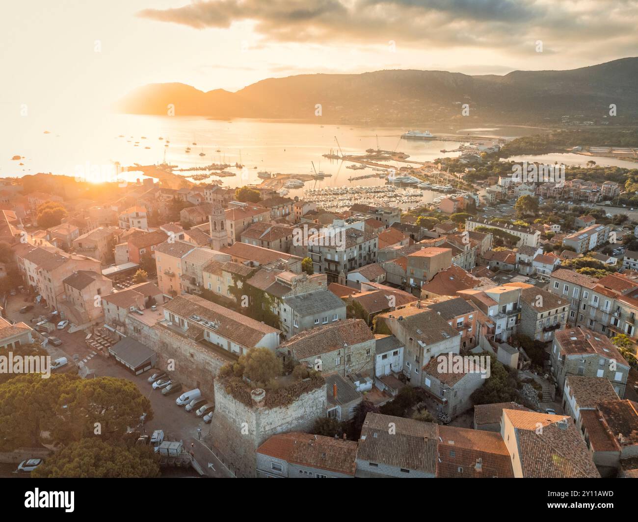 vista dall'alto dalla cittadella verso il porto all'alba. Porto Vecchio, Corse-du-Sud, Corsica, Francia Foto Stock