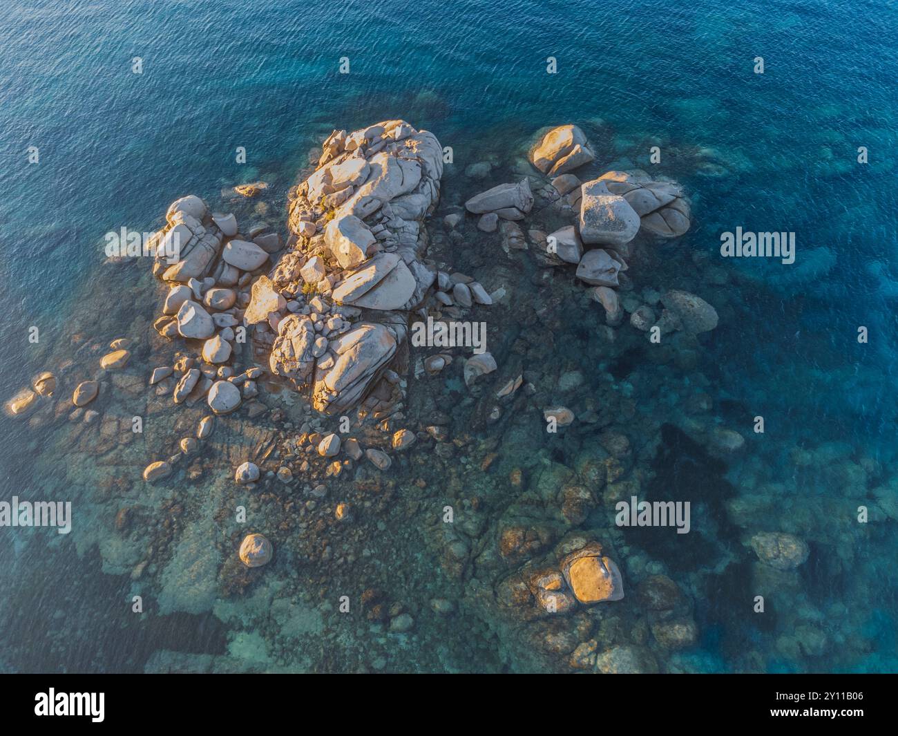 Formazioni rocciose di granito sulla spiaggia di Tamaricciu, Palombaggia, Porto Vecchio, Corse-du-Sud, Corsica, Francia Foto Stock