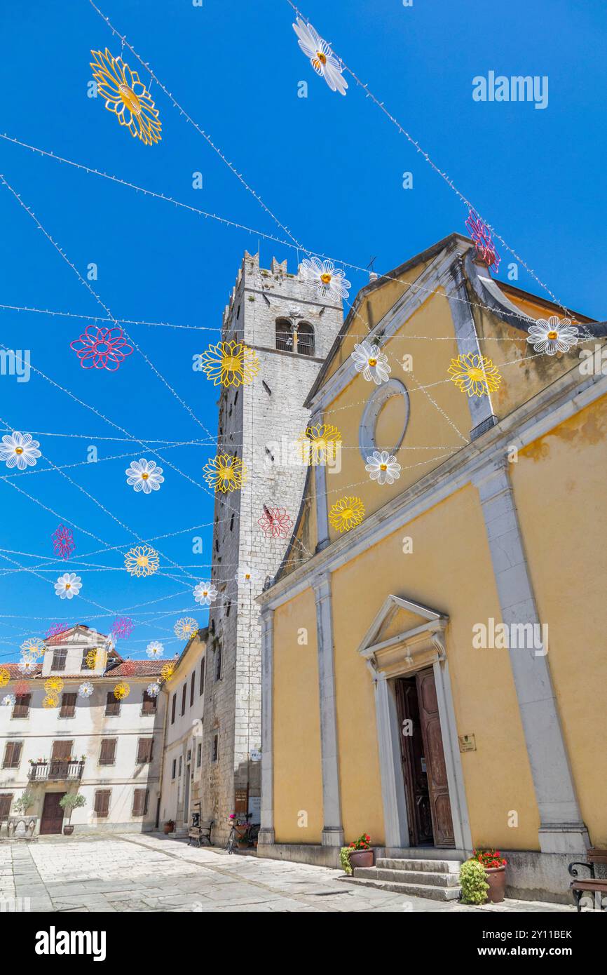 Motovun o Montona, Istria centrale, Croazia. La chiesa parrocchiale di Santo Stefano nel centro storico Foto Stock