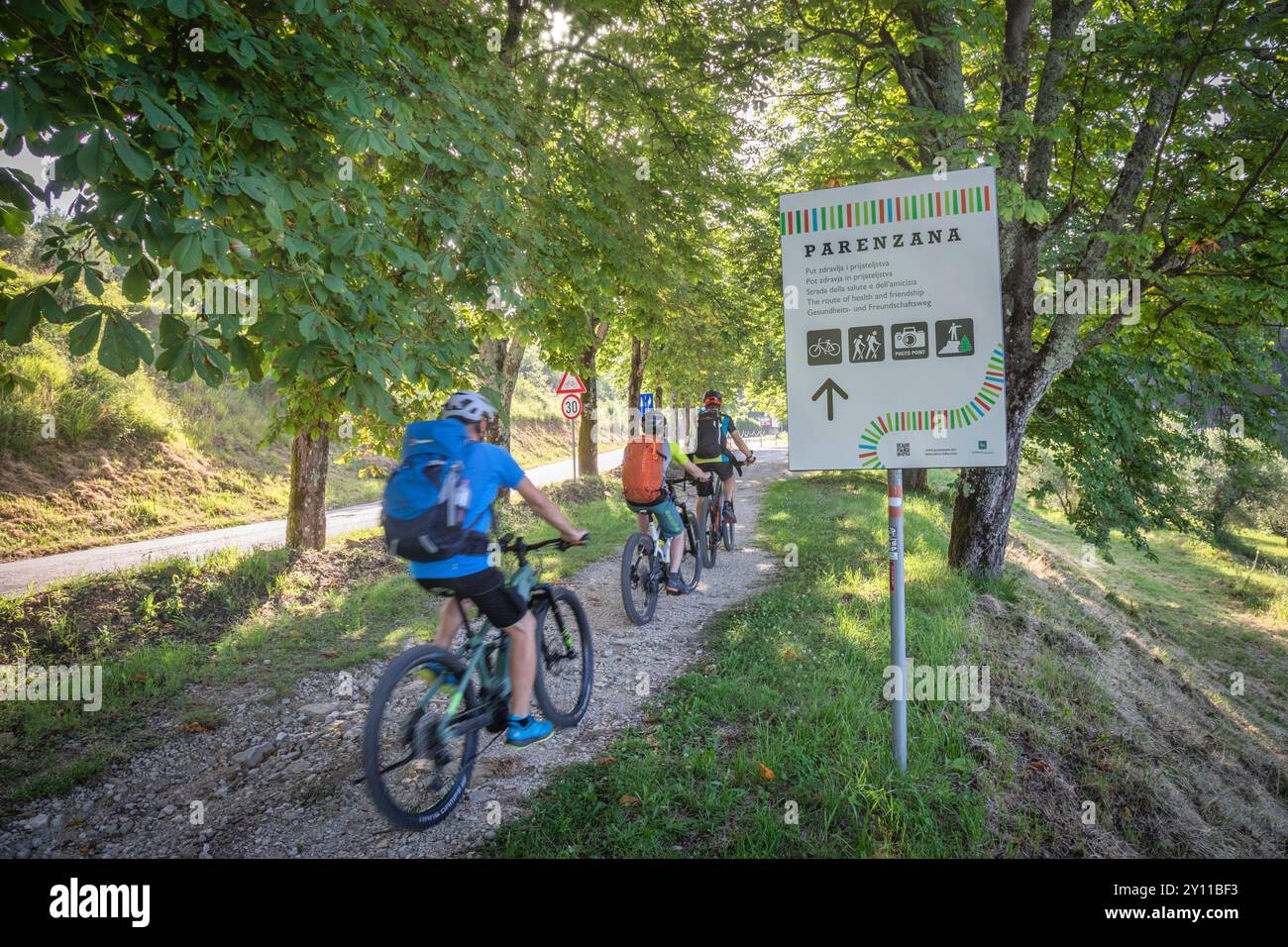 Groznjan / Grisignana, Istra, Croazia. Ciclisti lungo la Parenzana, pista ciclabile da Trieste a Parenzo attraverso l'Istria Foto Stock