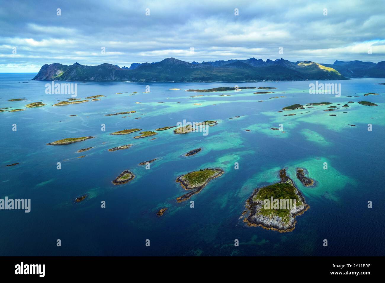 Estate, vista aerea, isole, baia, Senja, Skaland, Norvegia, Europa Foto Stock