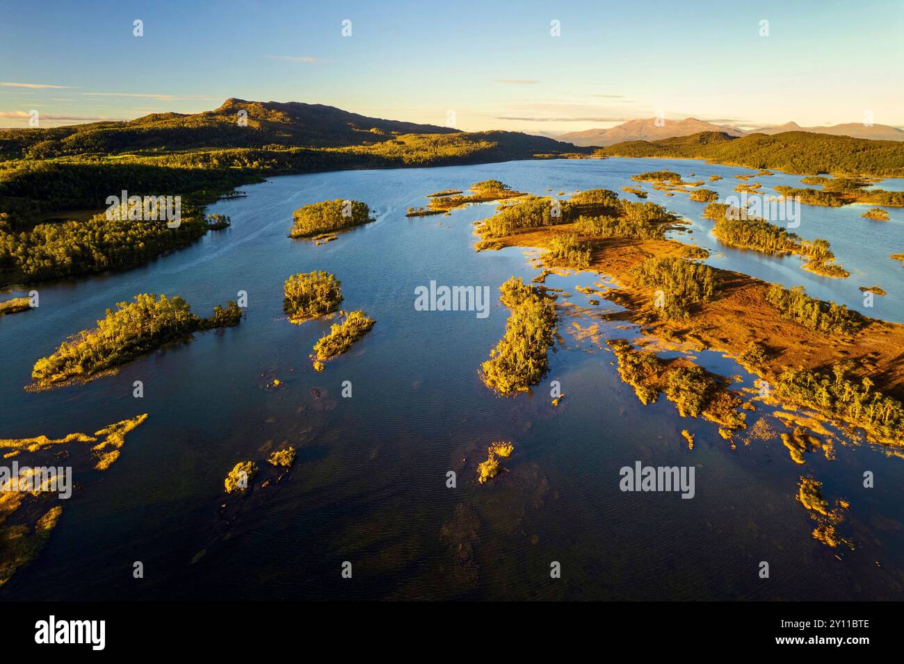 Estate, vista aerea, isole, lago, Senja, Skaland, Norvegia, Europa Foto Stock