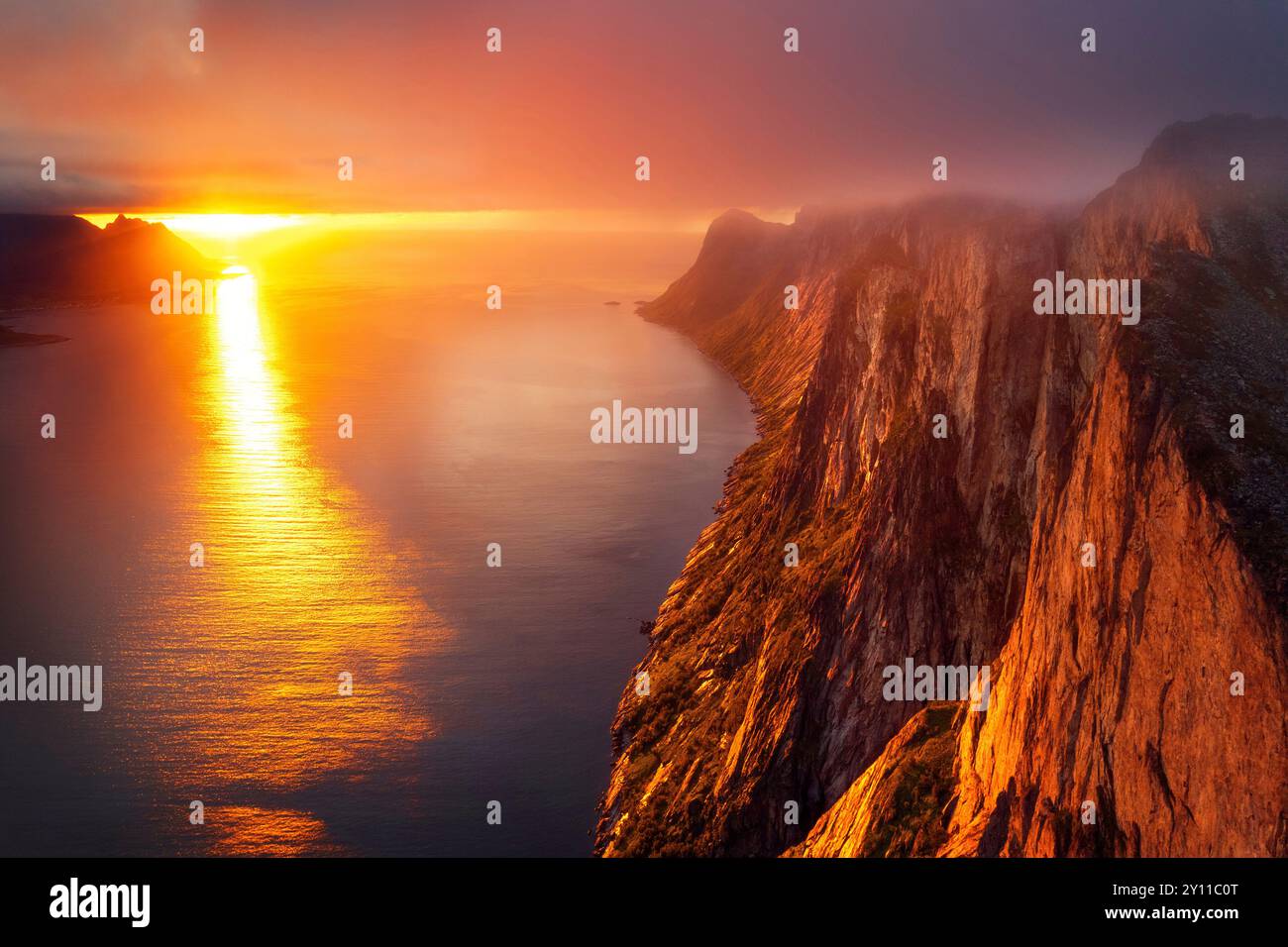 Estate, vista aerea, montagne, fiordo, tramonto, Senja, Skaland, Norvegia, Europa Foto Stock