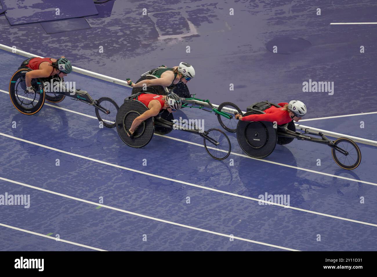 Parigi, Francia - 08 30 2024: Giochi Olimpici Parigi 2024. Vista del primo round T54 femminile di 5000 m nello stadio durante gli eventi di atletica Paralimpica Foto Stock