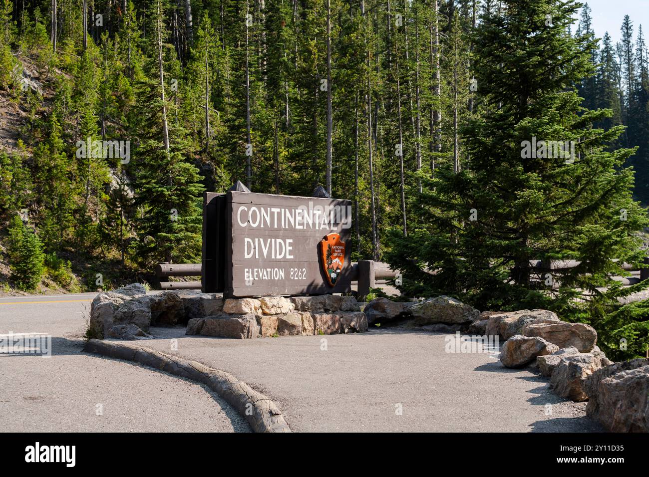 Un cartello sull'autostrada 191 attraverso il parco nazionale di Yellowstone segna il Continental divide presso il lago Isa e Craig Pass nel Wyoming Foto Stock