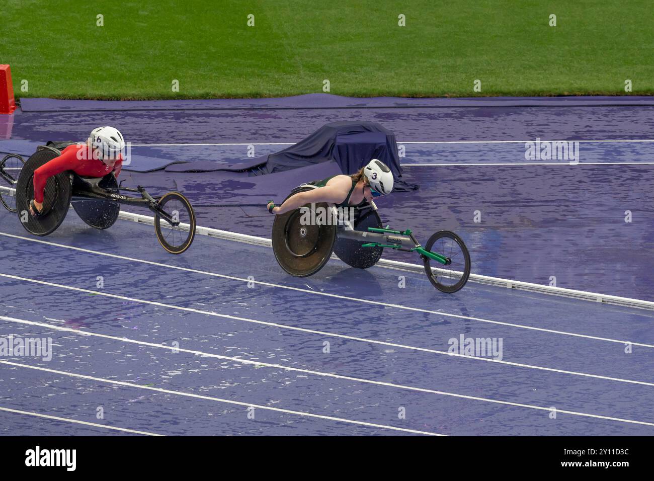 Parigi, Francia - 08 30 2024: Giochi Olimpici Parigi 2024. Vista del primo round T54 femminile di 5000 m nello stadio durante gli eventi di atletica Paralimpica Foto Stock