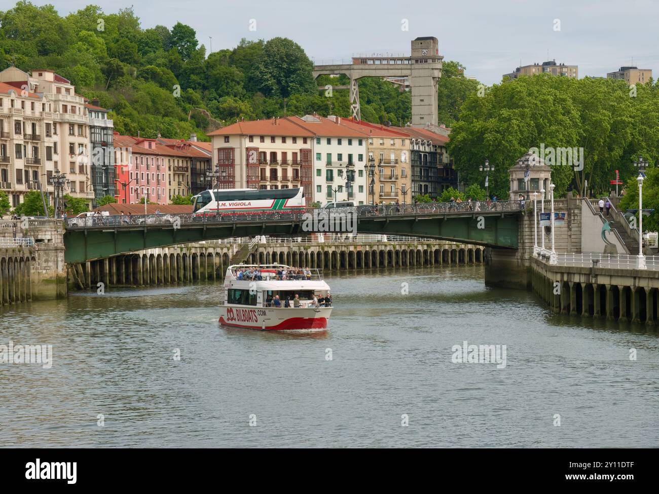 Tour in barca a Bilboat, Ibai Alai, con partenza da un molo vicino al ponte del municipio, ponte levatoio in ferro, fiume Nervion Bilbao, Paesi Baschi, Euskadi, Spagna Foto Stock